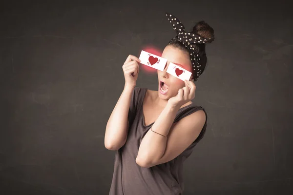 Menina bonita segurando papel com desenho coração vermelho — Fotografia de Stock