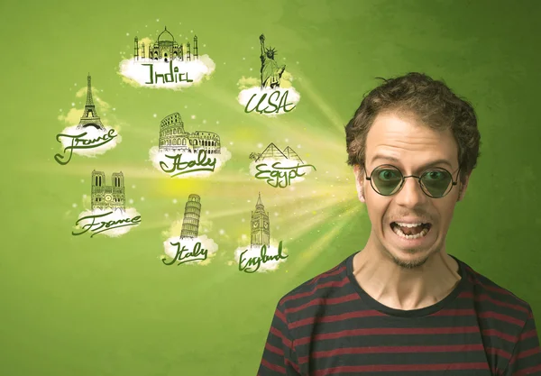 Glücklicher junger Mann mit Sonnenbrille, der in Städte auf der ganzen Welt reist — Stockfoto