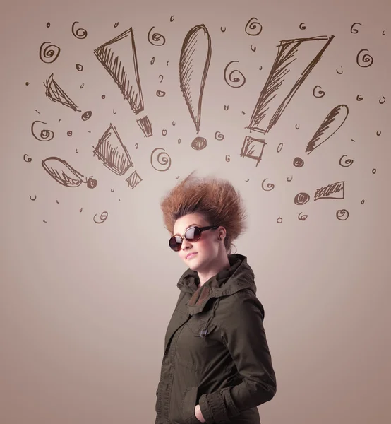 Młoda kobieta z fryzurą i ręcznie rysowane wykrzykniki — Zdjęcie stockowe