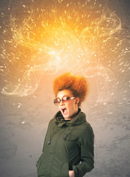 Mladá žena s energickou explodující zrzavé vlasy — Stock fotografie