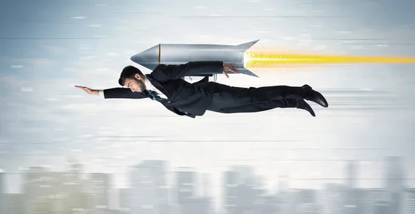 Superhéroe hombre de negocios volando con cohete jet pack por encima de la ciudad — Foto de Stock