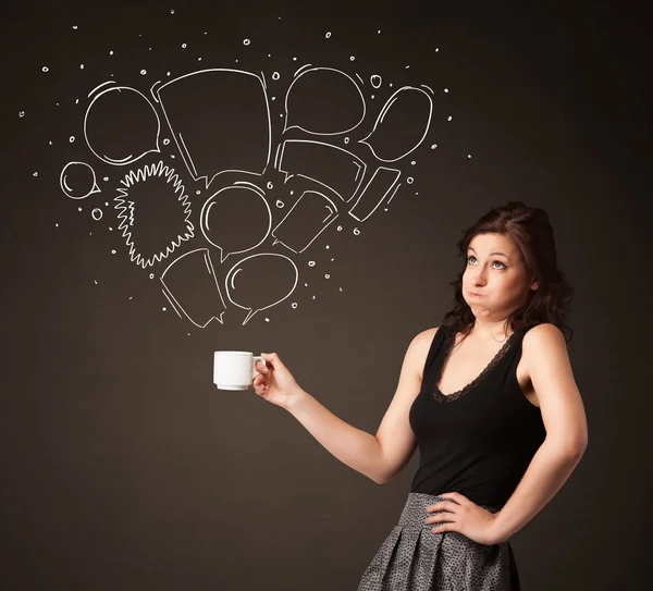 Podnikatelka drží bílý šálek s řečovými bublinami — Stock fotografie