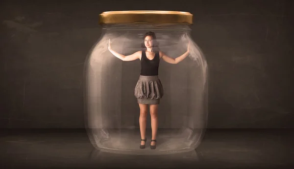 Femme d'affaires capturée dans un concept de pot en verre — Photo
