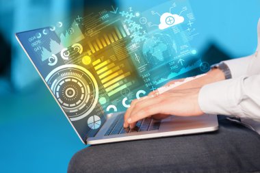 Gelecekteki teknoloji sembollerine sahip modern dizüstü bilgisayar