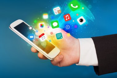 Renkli uygulama simgeleriyle el ele tutuşan akıllı telefon