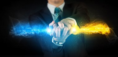 Elinde renkli, parlak veriler tutan bir adam.