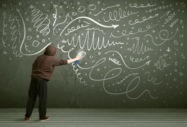 Genç şehir ressamı çiziyor