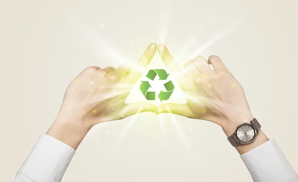 Händerna skapar ett formulär med återvinningsskylt — Stockfoto