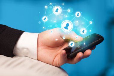 Smartphone, sosyal ağ kavramı işaret parmak