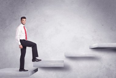 Bir merdiven çıkıyorum