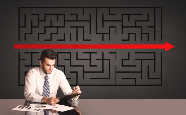 işadamı ile arka planda çözülen bulmaca