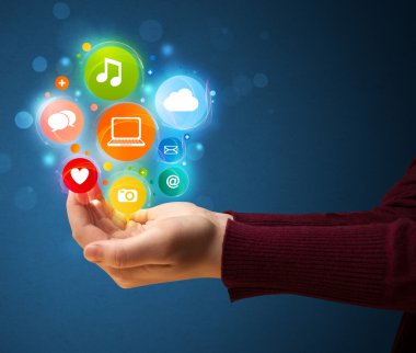 bir kadının elinde Multimedya simgeler