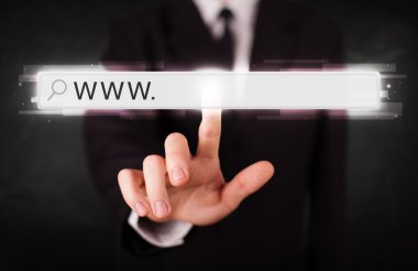 Genç işadamı www işareti ile web tarayıcı adres çubuğuna dokunuyor
