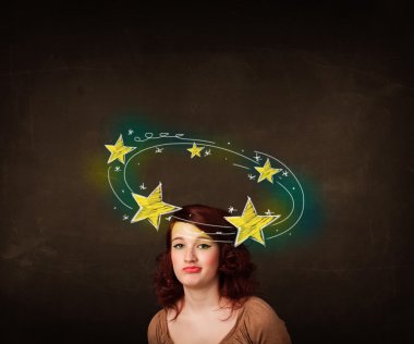 Sarı yıldızlı kız kafasının etrafında dönüp duruyor.
