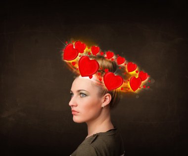 Kafasında kalp çizimleri olan genç bir kız.