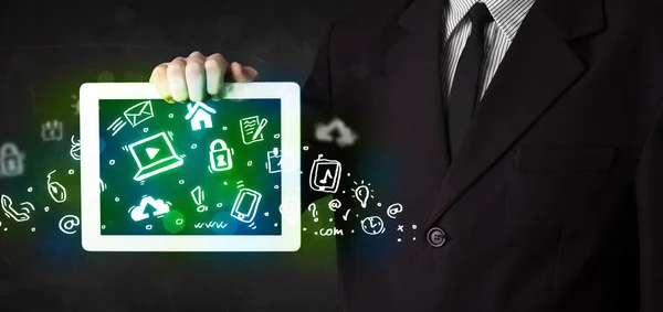 Person mit Tablet mit grünen Mediensymbolen und -symbolen — Stockfoto