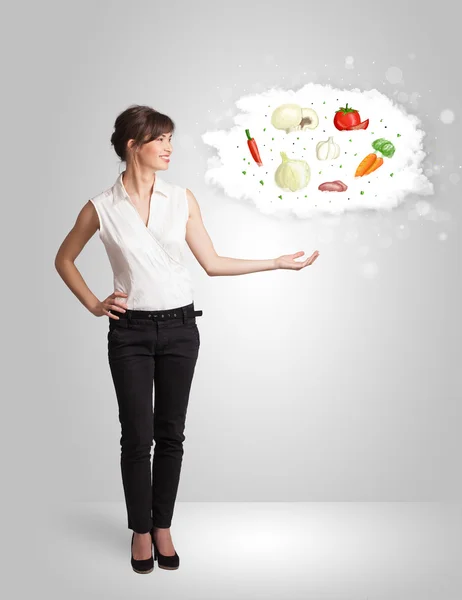 健康的な栄養野菜の雲を提示きれいな女性 — ストック写真