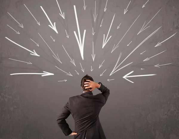 Geschäftsmann mit handgezeichneten Pfeilen, die auf seinen Kopf zeigen — Stockfoto