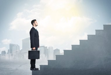 İşadamı beton merdiven konseptine tırmanıyor