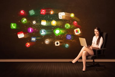 Ofis koltuğu ile laptop ve renkli içinde oturan iş kadın 