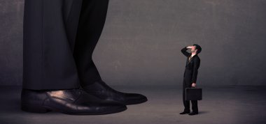 Büyük bacaklar ve küçük iş adamları ön planda duruyor.