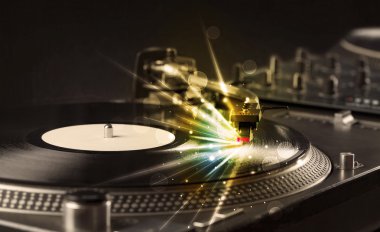 müzik oyuncu oynarken vinil ile parlayan gerek gelen satırları