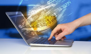 Modern defter üzerinde gelen sayı teknoloji veri ile yazarak adam