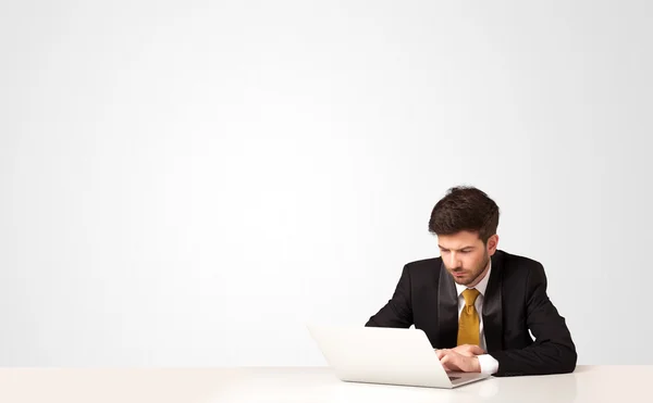 Hombre de negocios con fondo blanco —  Fotos de Stock