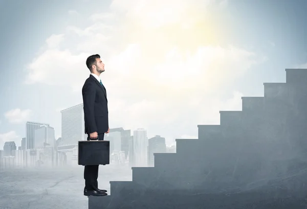 успешный человек. саморазвитие и самореализация. креативная личность. открывает большие возможности. открывает большие возможности.