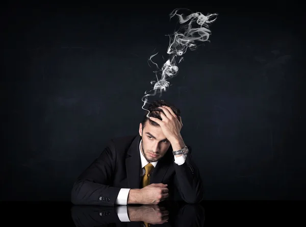 Θλιβερός επιχειρηματίας με καπνισμένο κεφάλι — Φωτογραφία Αρχείου