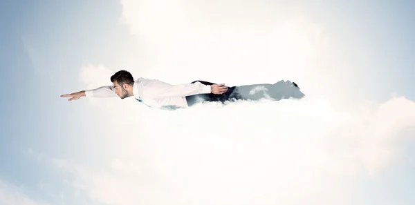 Hombre de negocios volando como un superhéroe en las nubes en el cielo — Foto de Stock