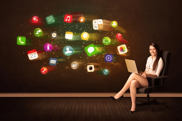 Üzleti nő ül a szék laptop és színes — Stock Fotó
