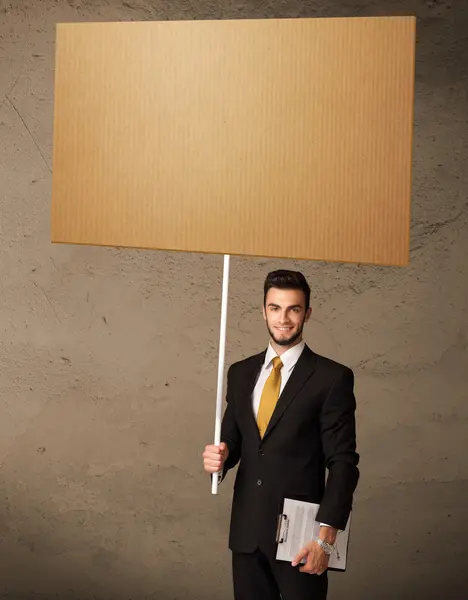 Empresário com papelão em branco — Fotografia de Stock