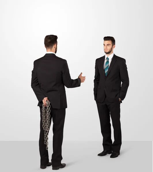 Dwóch biznesmenów uścisnąć dłoń — Zdjęcie stockowe