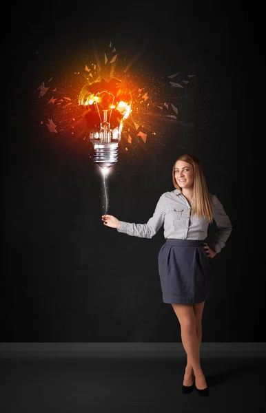 Femme d'affaires avec une ampoule d'explosion — Photo