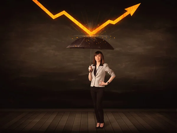 Empresária de pé com guarda-chuva mantendo seta laranja — Fotografia de Stock