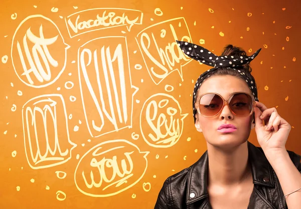 Cool tonåring med sommar solglasögon och semester typografi — Stockfoto