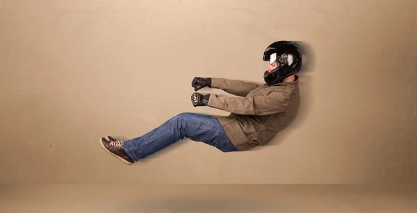 Feliz engraçado homem dirigindo um conceito de carro voador — Fotografia de Stock