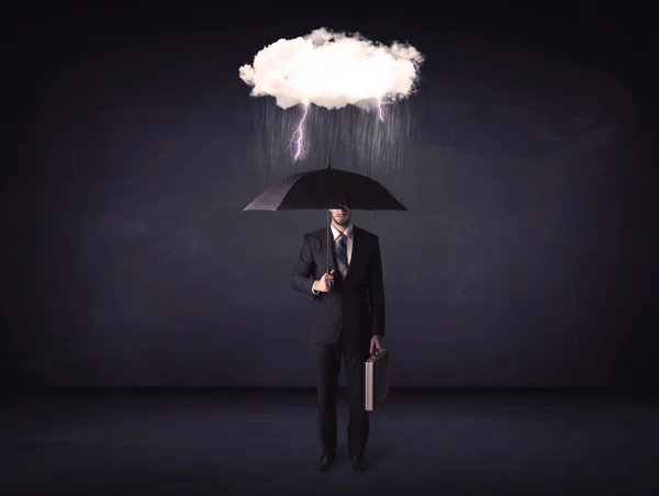 Бізнесмен стоїть з парасолькою і маленькою грозовою хмарою — стокове фото