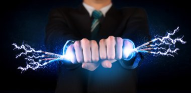 Elektrik kablolarını tutan iş adamı