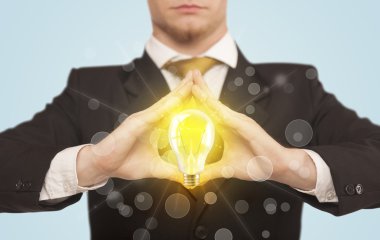 Eller ampulle bir biçim oluşturuyor