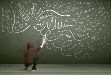 Genç şehir ressamı çiziyor