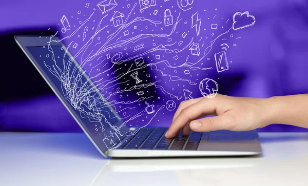 Чоловік натискає ноутбук комп'ютер з каракулевою піктограмою хмара симфонія — стокове фото