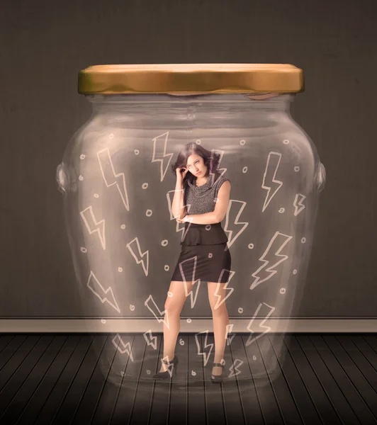 Affärskvinna inuti en glasburk med lightning ritningar koncept — Stockfoto