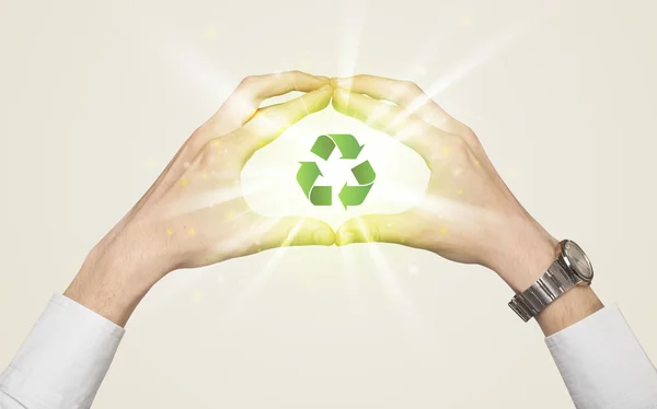 Ręce tworzące formularz ze znakiem recyklingu — Zdjęcie stockowe