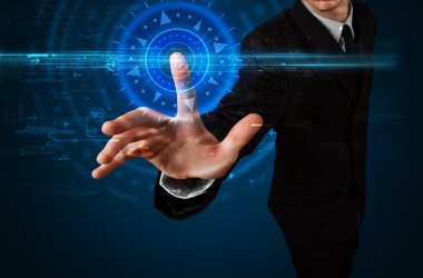 yüksek teknoloji kontrol paneli ekran tuşuna basarak yakışıklı teknik okul adam 