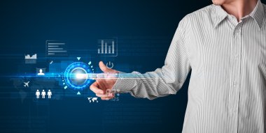 yakışıklı işadamı gelecekte web teknolojisi düğmeleri dokunarak ve 