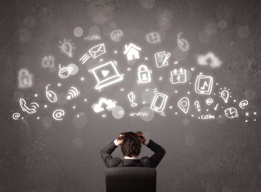 İş adamı modern simgelere ve sembollere bakıyor