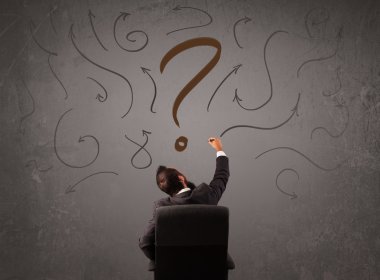 İş adamı soru işareti skecine bakıyor.