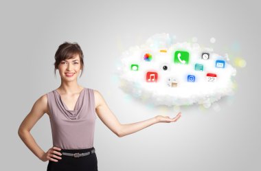 Genç bir kadın renkli uygulama simgeleri ve sembolleriyle bulut sunuyor.